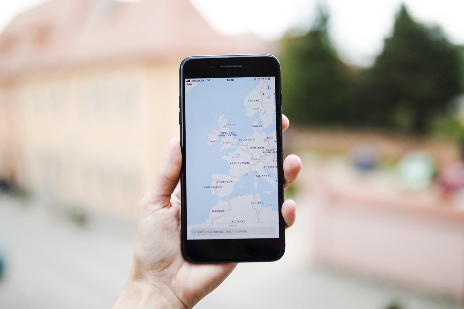 Mão com celular mostrando mapa de navegação