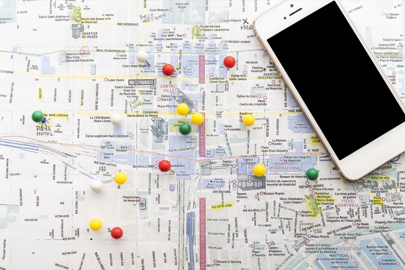 Mapa com marcadores de localização e celular