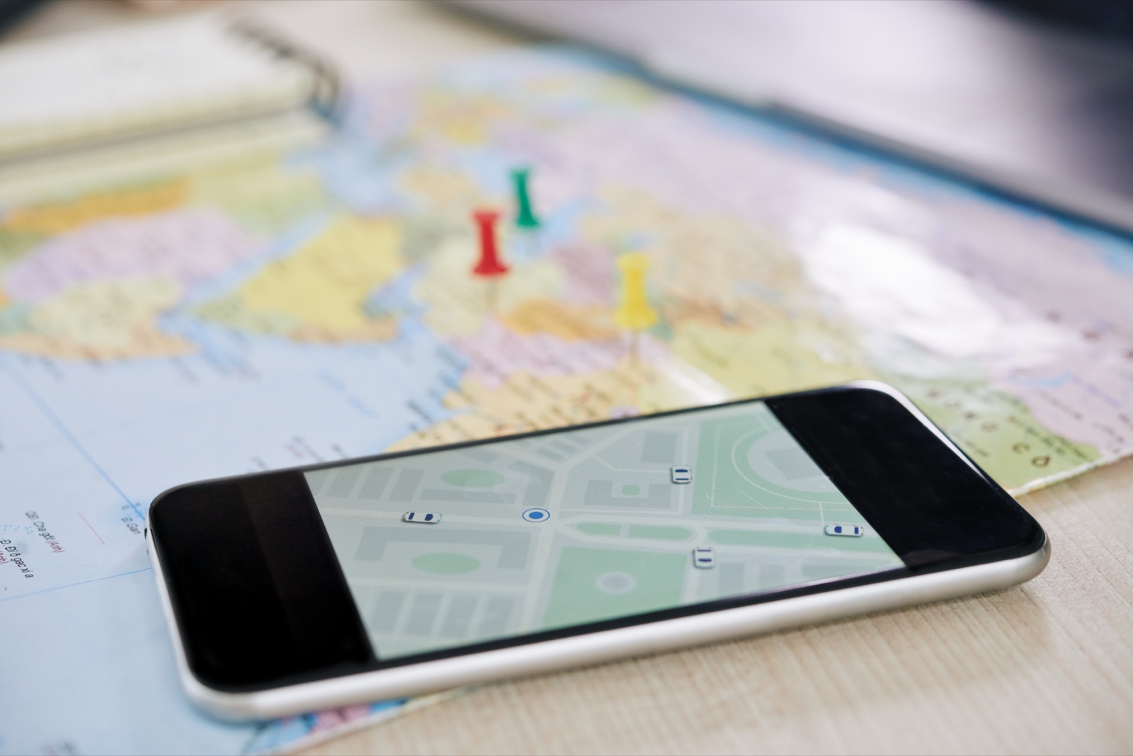 Celular com aplicativo de navegação e busca local