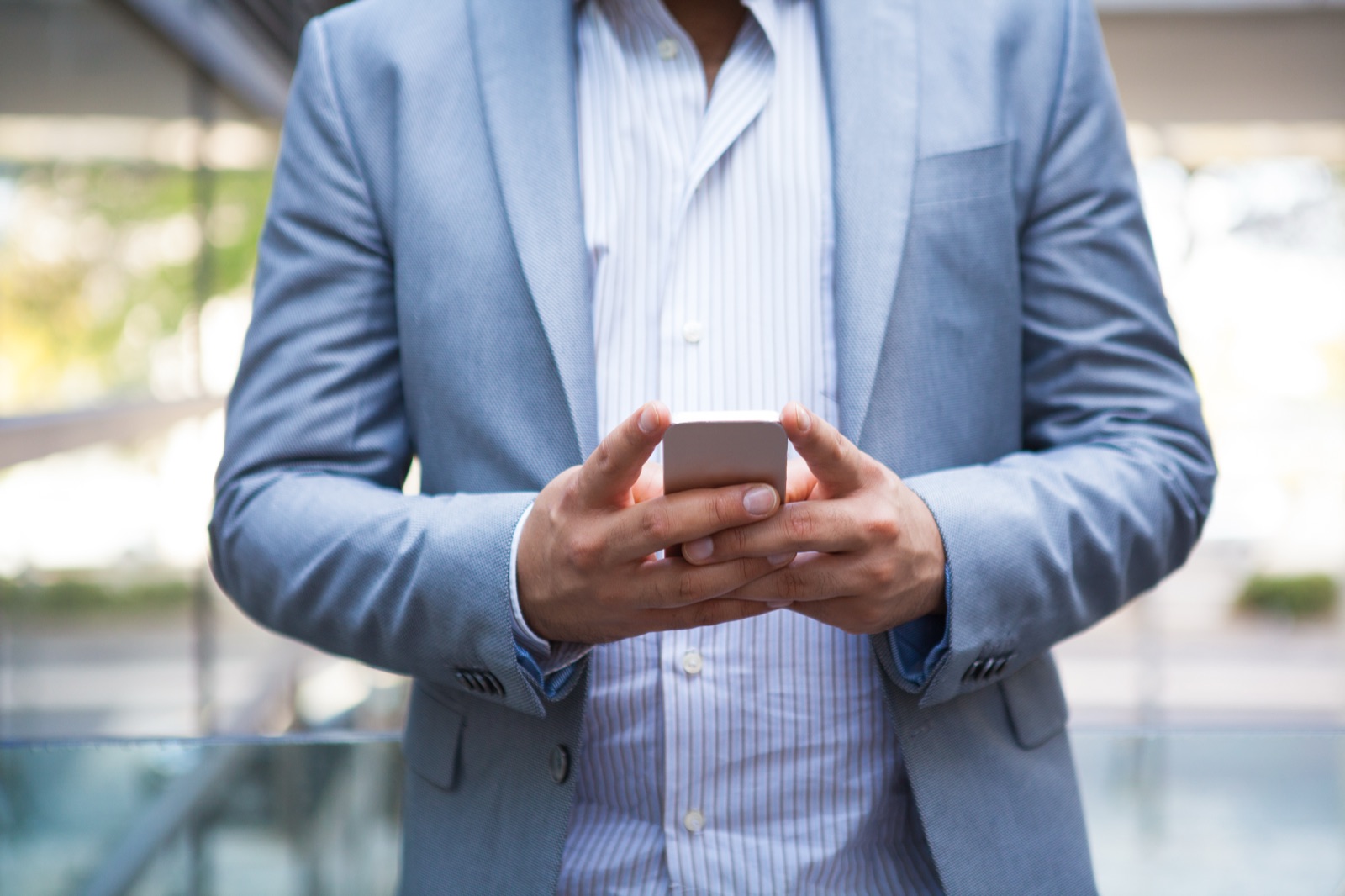 Profissional respondendo mensagens de clientes no celular